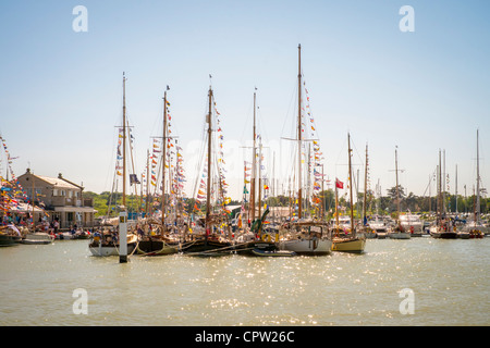 Yachten im Hafen von Yarmouth während des alten Gaffers Festivals, Isle Of Wight. Stockfoto