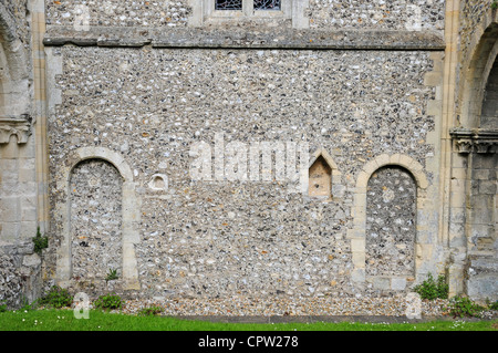 Die Piscina und die Aumbrey auf dem Gelände der Pfarrei Altar, Skelettteile Priory. Stockfoto