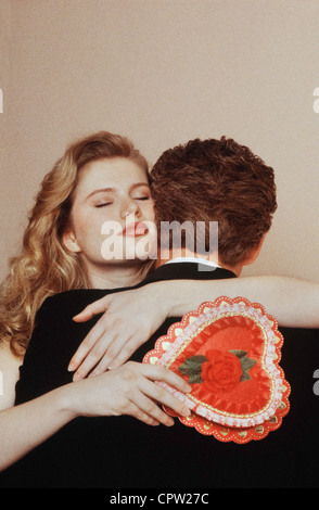 Paar umarmt am Valentinstag Stockfoto