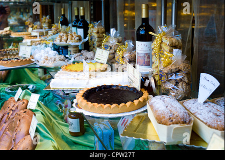 Kuchen und Gebäck im Fabbrica Taddeucci Patisserie Shop und Café auf der Piazza San Michele, Lucca, Italien Stockfoto