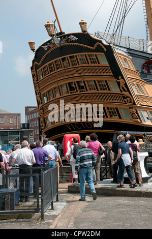 Besucher, die HMS Victory in Portsmouth Historic Dockyard UK anzeigen Stockfoto