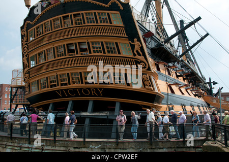 Besucher, die HMS Victory in Portsmouth Historic Dockyard UK anzeigen Stockfoto