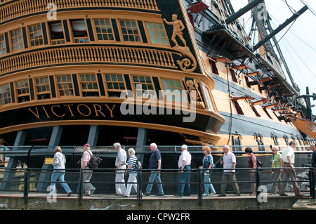 Besucher, die HMS Victory in Portsmouth Historic Dockyard UK anzeigen Stockfoto