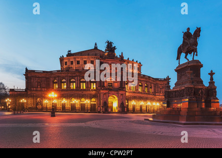 Blick über das Theater Platz, die Semperoper und das Reiterstandbild von König Johann von Sachsen, Dresden, Deutschland Stockfoto