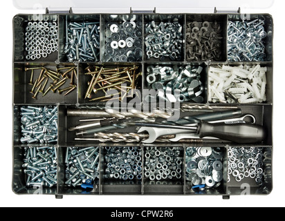 Kunststoff Handwerker Toolbox mit Schrauben, Bolzen und einige Tools. Stockfoto