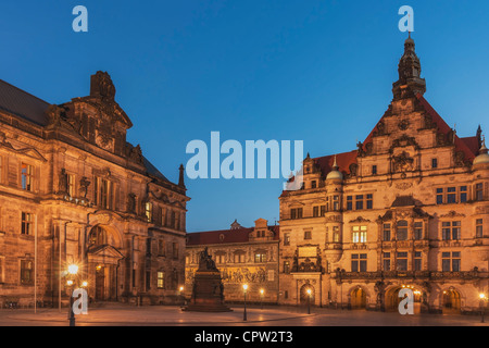 Schlossplatz Dresden mit den Ständen (links) und das Georgentor Tor, Dresden, Sachsen, Deutschland, Europa Stockfoto