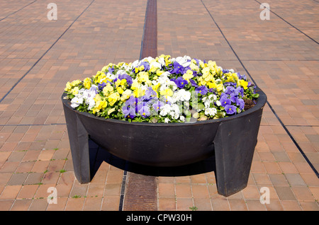 großer Blumentopf in den Sommer-Stadtplatz Stockfoto