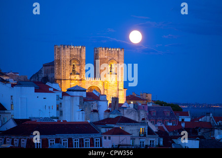 Patriarchalische Kathedrale von St. Mary Major, Lissabon, Portugal in der Dämmerung mit Mondaufgang Stockfoto