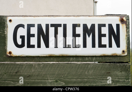 Herren WC Schild hautnah.  Llangammarch Wells Powys Wales. Stockfoto