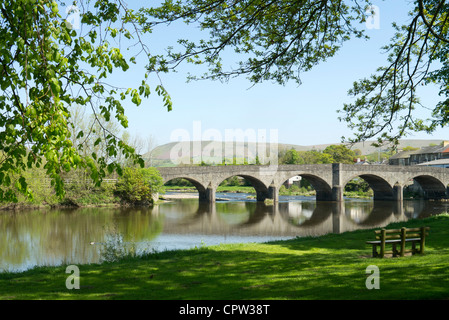 Builth Brücke Groe Park und den Fluss Wye in Builth Wells, Powys, Mitte Wales, UK. Stockfoto