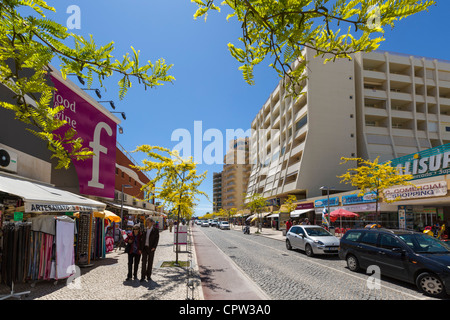 Geschäfte auf Avenida Tomás Cabreira im Zentrum des Ferienortes Praia da Rocha, Portimao, Algarve, Portugal Stockfoto