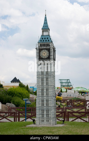 Der Big Ben Künstlerpuppen im Miniaturpark in Inwald in Polen. Mini baut auf einer Skala von 01:25 Stockfoto