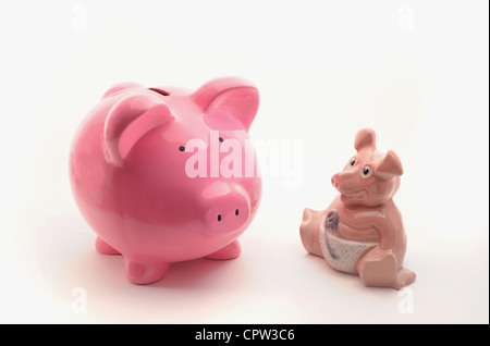 GROßES SPARSCHWEIN MIT BABY PIGGY BANK WIEDER WACHSTUM EINKOMMEN LÖHNE, STEIGENDE HAUSHALTSKOSTEN SPAREN RECHNUNGEN DIE WIRTSCHAFT PENSIONEN Stockfoto