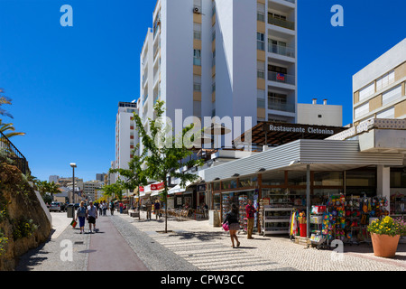 Geschäfte auf Avenida Tomás Cabreira im Zentrum des Ferienortes Praia da Rocha, Portimao, Algarve, Portugal Stockfoto