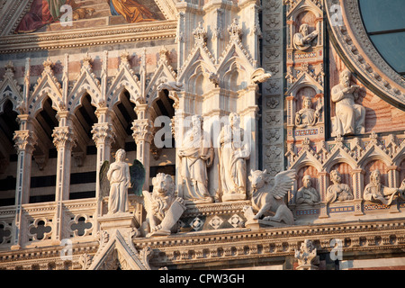 Detail der religiösen Statuen und Wasserspeier auf Il Duomo di Siena, der Dom von Siena, Italien Stockfoto