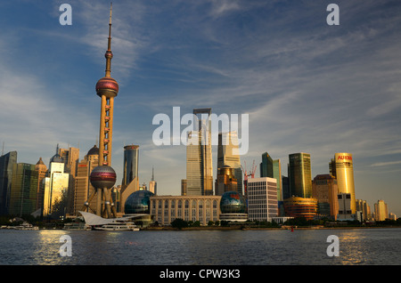 Sonnenuntergang am Hochhaus finanzielle Türme und Hotels in Pudong-Ostseite des Shanghai China Stockfoto