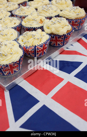 Cup Cakes auf Union Jack Tischdecke auf ein Viertel Straßenfest in Dulwich, Süd-London feiert das diamantene Thronjubiläum von Queen Elizabeth angezeigt. Stockfoto