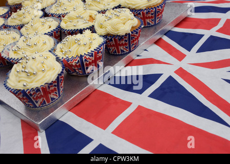 Cup Cakes auf Union Jack Tischdecke auf ein Viertel Straßenfest in Dulwich, Süd-London feiert das diamantene Thronjubiläum von Queen Elizabeth angezeigt. Stockfoto