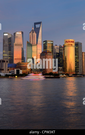 Dämmerung rotes Glühen auf Hochhaus-Türme spiegelt sich in Huangpu Fluss von Shanghai Peoples Republic Of China Stockfoto