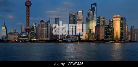 Panorama in der Dämmerung rot leuchten auf hohes finanzielle Türme und Hotels im Osten von Pudong Shanghai China Stockfoto