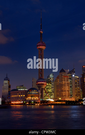 Dämmerung und Nacht Lichter von Pudong Ost Seite Oriental Pearl Tower von Shanghai Peoples Republic Of China Stockfoto