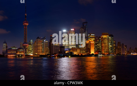 Dämmerung und Nacht Lichter Pudong Ost Seite Hochhaus Türme Skyline von Shanghai Peoples Republic Of China Stockfoto