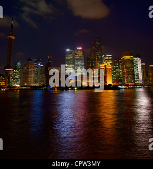 Twilight und Shanghai Pudong Nachtlichter spiegelt sich in den Huangpu-Fluss Peoples Republic Of China Stockfoto