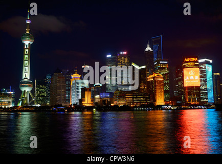 Helle Lichter von Pudong Hochhaus Towers bei Nacht spiegelt sich in den Fluss Huangpu Shanghai Peoples Republic Of China Stockfoto