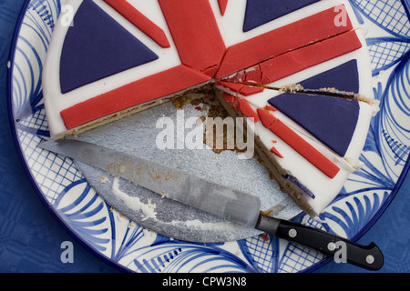 Union Jack Kuchen auf ein Viertel Straßenfest in Dulwich, Süd-London feiert das diamantene Thronjubiläum von Queen Elizabeth geschnitten. Stockfoto