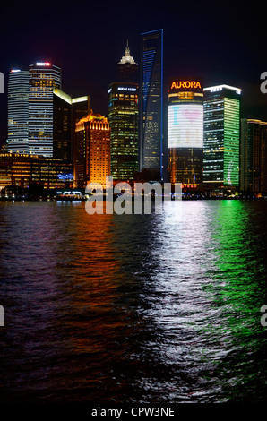 Ich liebe Lichter Shanghai Pudong-Hochhaus-Türme in der Nacht spiegelt sich in den Huangpu-Fluss Peoples Republic Of China Stockfoto