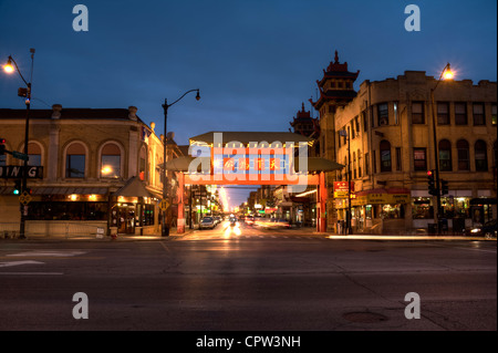 Dieses Tor über South Wentworth Avenue West Cermak Road markiert den Hauptteil von Chicagos Chinatown. Stockfoto