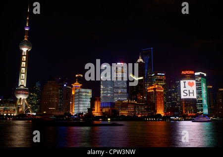 Ich liebe Lichter Shanghai Pudong-Hochhaus-Türme in der Nacht mit Booten auf dem Huangpu-Fluss Peoples Republic Of China Stockfoto