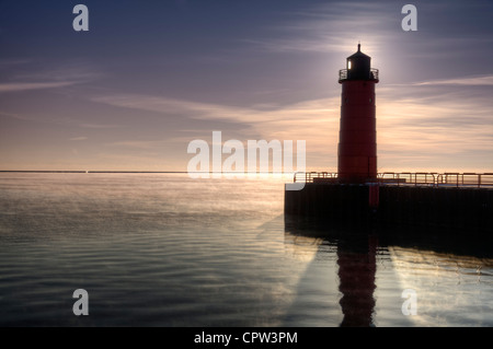 Der Hafen von Milwaukee Leuchtturm am frühen Morgen an einem kalten Dezembertag. Stockfoto