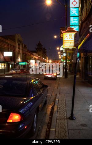 Chicagos Chinatown auf der South Wentworth Avenue als Graupel beginnt auf einer Anfang Dezember abends fallen. Stockfoto
