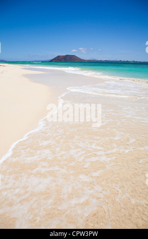 Nördlichen Fuerteventura, Ansicht vom Strand von Corralejo-Flagge in Richtung Isla de Lobos Stockfoto