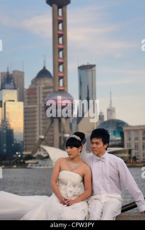 Hochzeit paar in weiß auf den Bund mit Pudong Türme Hochhaus Shanghai Peoples Republic Of China Stockfoto