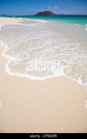 Nördlichen Fuerteventura, Ansicht vom Strand von Corralejo-Flagge in Richtung Isla de Lobos Stockfoto