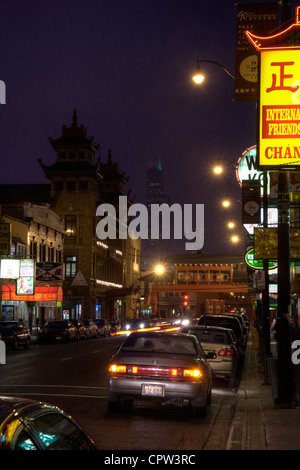Chicagos Chinatown auf der South Wentworth Avenue als Graupel beginnt auf einer Anfang Dezember abends fallen. Stockfoto