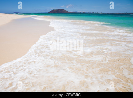 Norden von Fuerteventura, Ansicht von Corralejo Strand in Richtung Isla de Lobos Stockfoto