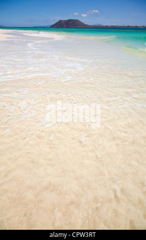 Nördlichen Fuerteventura, Ansicht vom Strand von Corralejo-Flagge in Richtung Isla de Lobos Stockfoto