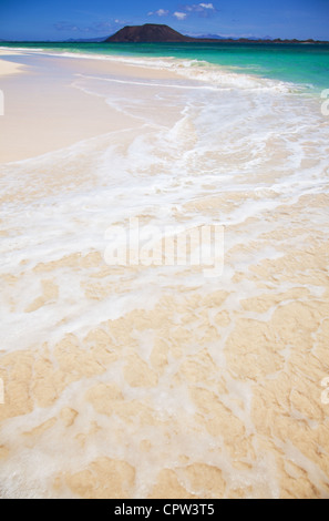 Nördlichen Fuerteventura, Ansicht vom Strand von Corralejo-Flagge in Richtung Isla de Lobos Stockfoto