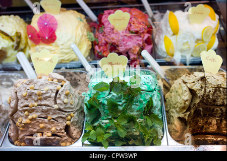 Gelato Eis-Shop Verkauf von Minze, Hazlenut, Kaffee, Zitrone, Erdbeere Aromen in Siena, Italien Stockfoto