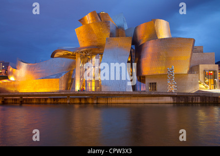 Guggenheim Museum, Bilbao, Spanien in der Dämmerung Stockfoto