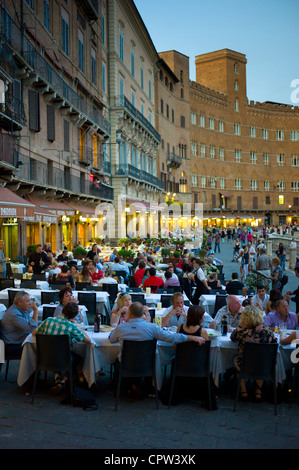 American Diner Essen unter freiem Himmel an Nannini Bar und Restaurant in Piazza del Campo in Siena, Italien Stockfoto