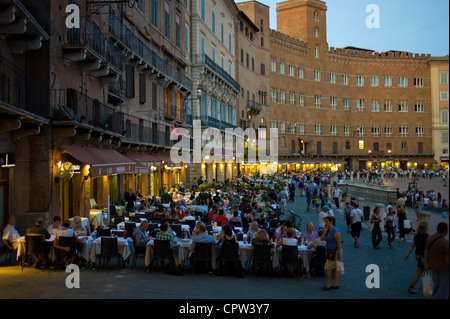 American Diner Essen unter freiem Himmel an Nannini Bar und Restaurant in Piazza del Campo in Siena, Italien Stockfoto