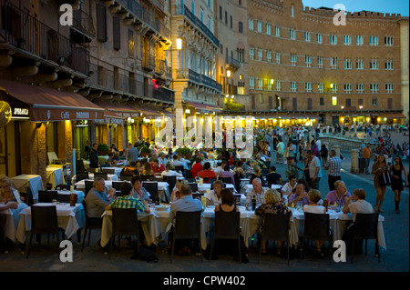 American Diner Essen unter freiem Himmel an Nannini Bar und Restaurant in Piazza del Campo in Siena, Italien Stockfoto