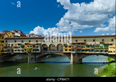 Die Ponte Vecchio von der Nordseite des Flusses Arno, Florenz, Toskana, Italien Stockfoto