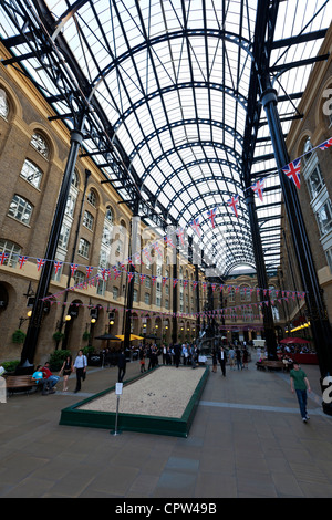 Boule-Sandkasten in Hay es Galleria auf dem Jubilee Walk, London Borough of Southwark am Südufer der Themse gelegen Stockfoto