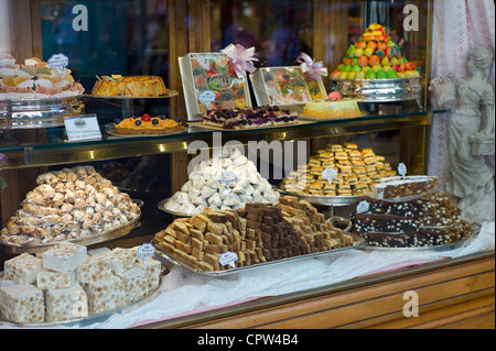 Kuchen, Süßigkeiten und Gebäck im Schaufenster von Luxus Patticeria, Café-Konditorei Gilli in Florenz, Toskana, Italien Stockfoto