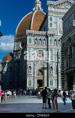 Touristen von Il Duomo di Firenze, Florenz Kathedrale und das Baptisterium in Piazza di San Giovanni, Toskana, Italien Stockfoto